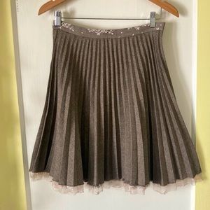 Pleated shirt with lace detail